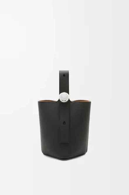 Loewe Мини-сумка-ведро Pebble из мягкой зернистой телячьей кожи, черный