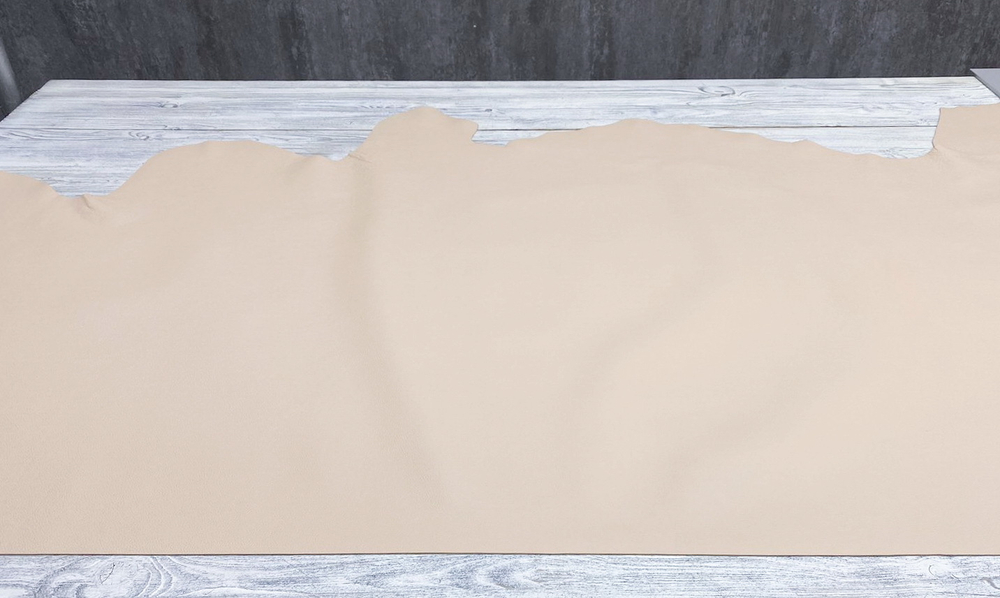 Кожа Elliot Almond Milk светло бежевая в работе