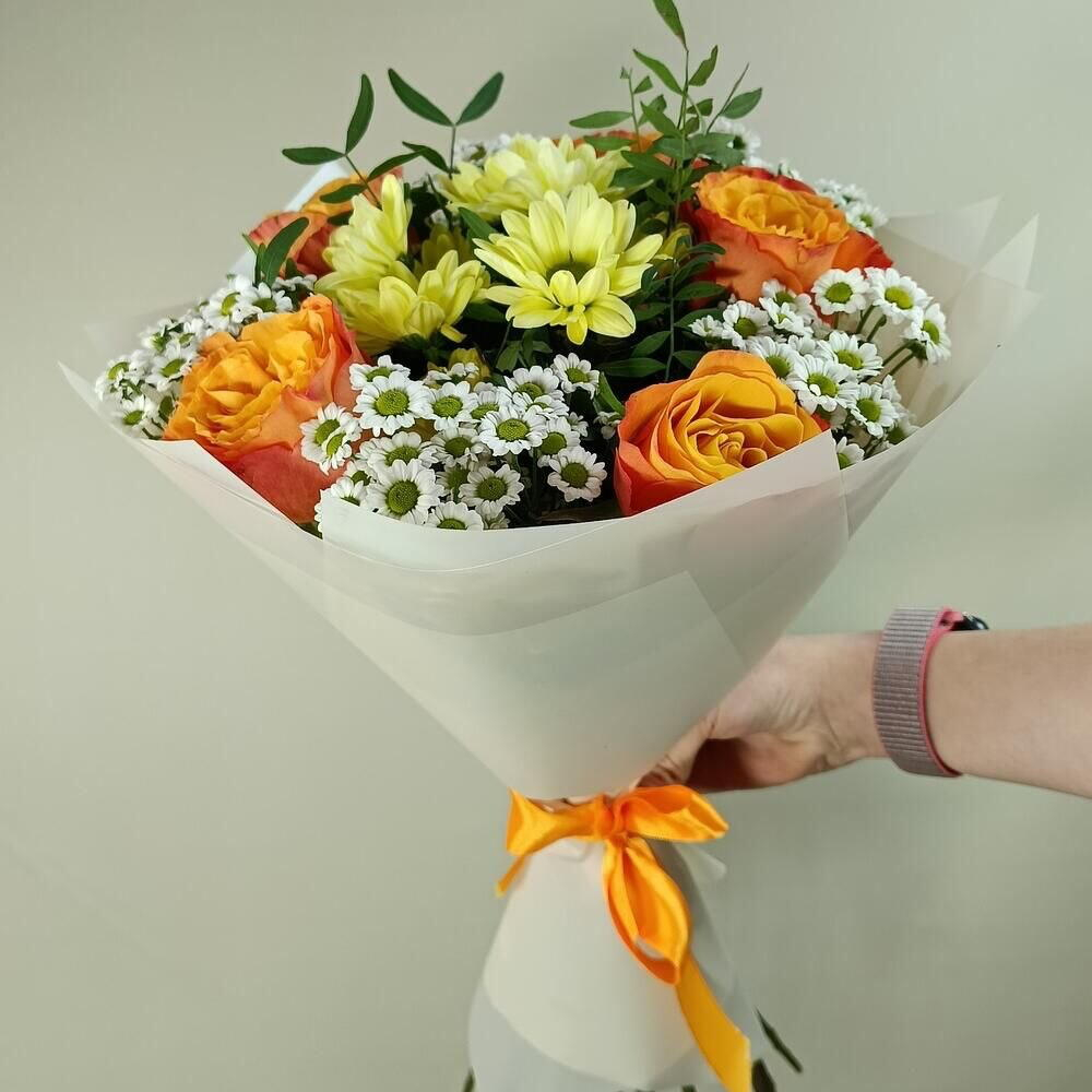 Букет из 5 оранжевых роз, кустовых ромашек Сантини и жёлтой кустовой хризантемы в упаковке