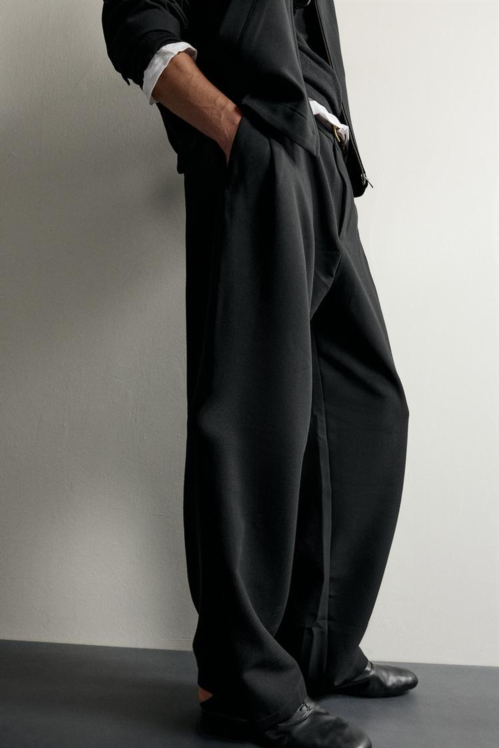 ZARA БРЮКИ WIDE FIT С БОКОВЫМИ СКЛАДКАМИ, ЧЕРНЫЙ