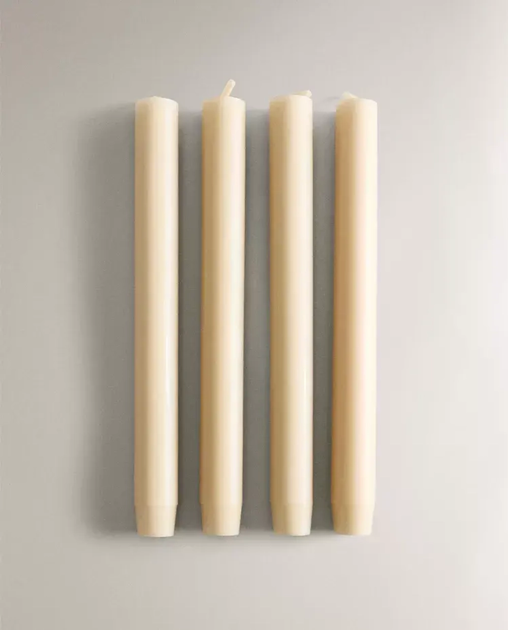 ZARA HOME ВЫСОКИЕ ДЕКОРАТИВНЫЕ СВЕЧИ ЦИЛИНДРИЧЕСКОЙ ФОРМЫ (4 ШТ.), КРЕМОВЫЙ