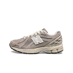 alt="New Balance 1906R Beige Cream M1906RL бежевые ретро-кроссовки вид сбоку на белом фоне"