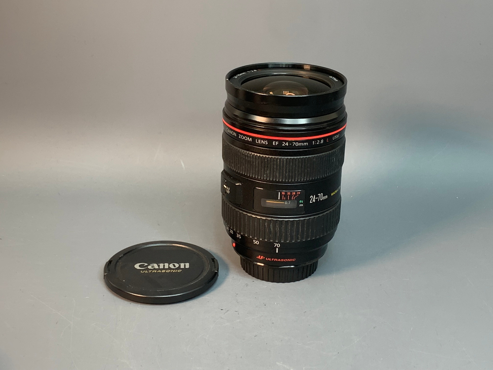 Canon EF 24-70mm 2.8 L USM, немного туго вращаются кольца зума и фокусировки