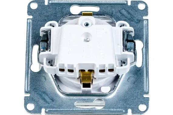 Розетка Systeme Electric ATLASDESIGN с заземлением с крышкой и шторкой белая 35964