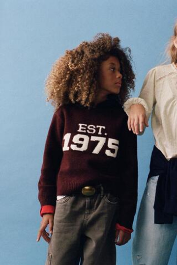 ZARA ТРИКОТАЖНЫЙ СВИТЕР С КАПЮШОНОМ И ПРИНТОМ, БУРГУНДИ