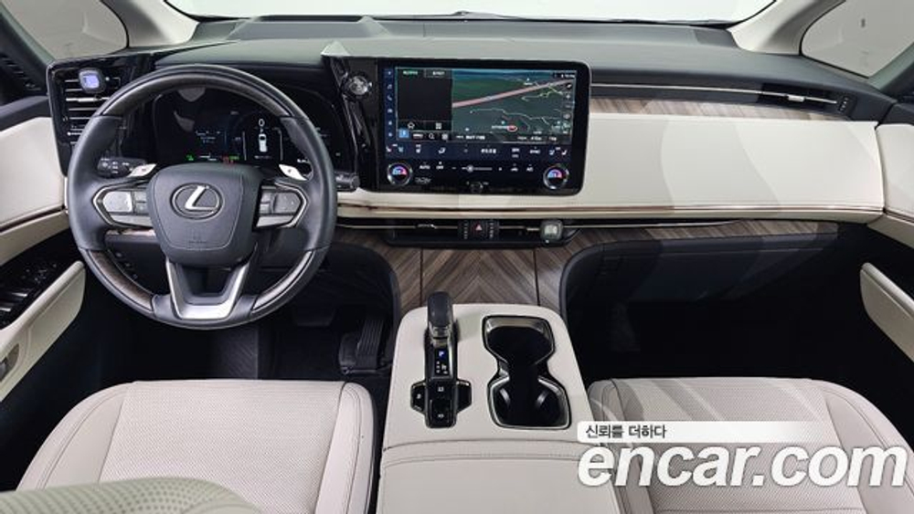 Lexus LM 500h — 2025