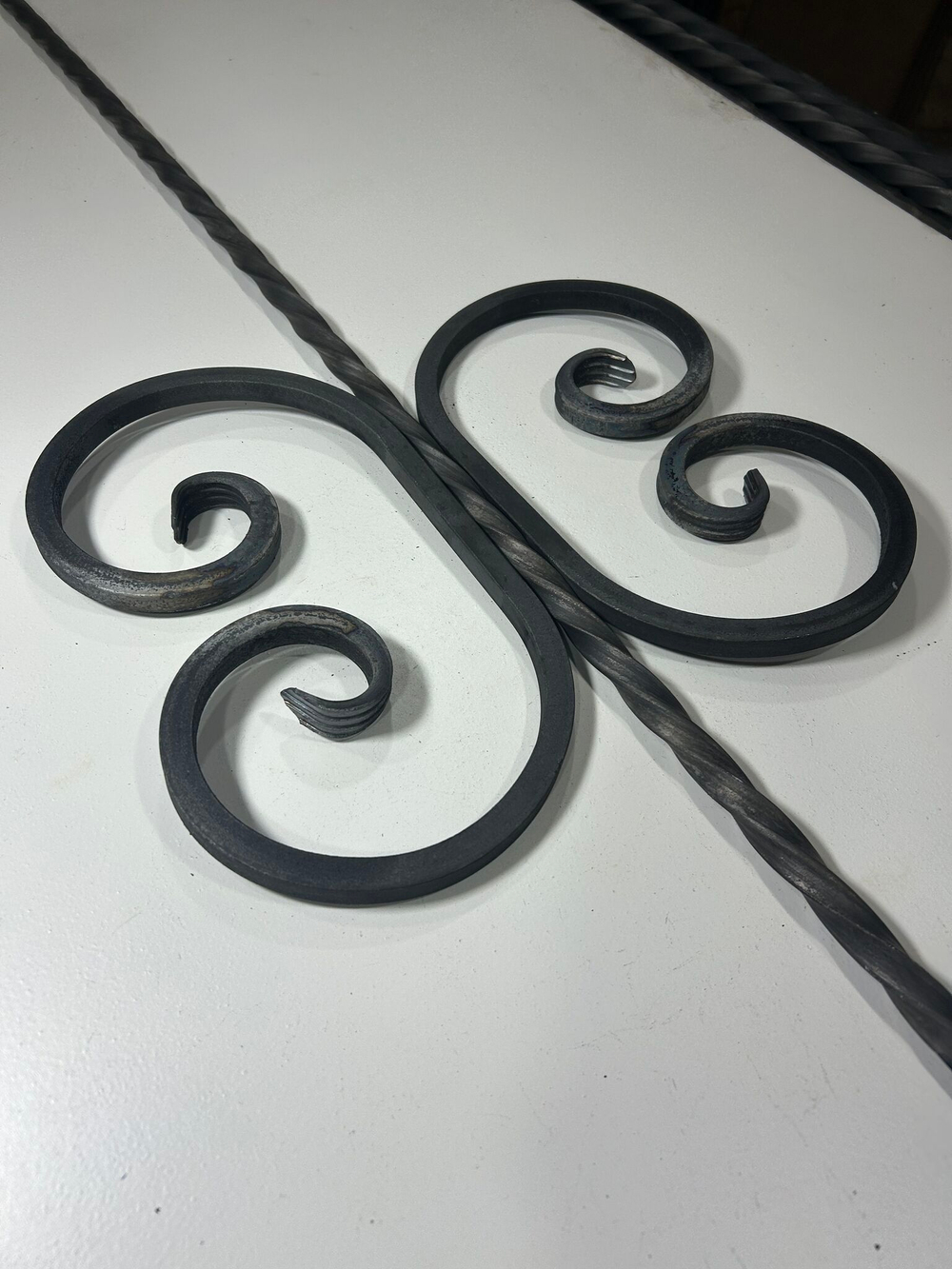 Кованый элемент вензель 160х270мм квадрат полнотелый 12х12мм