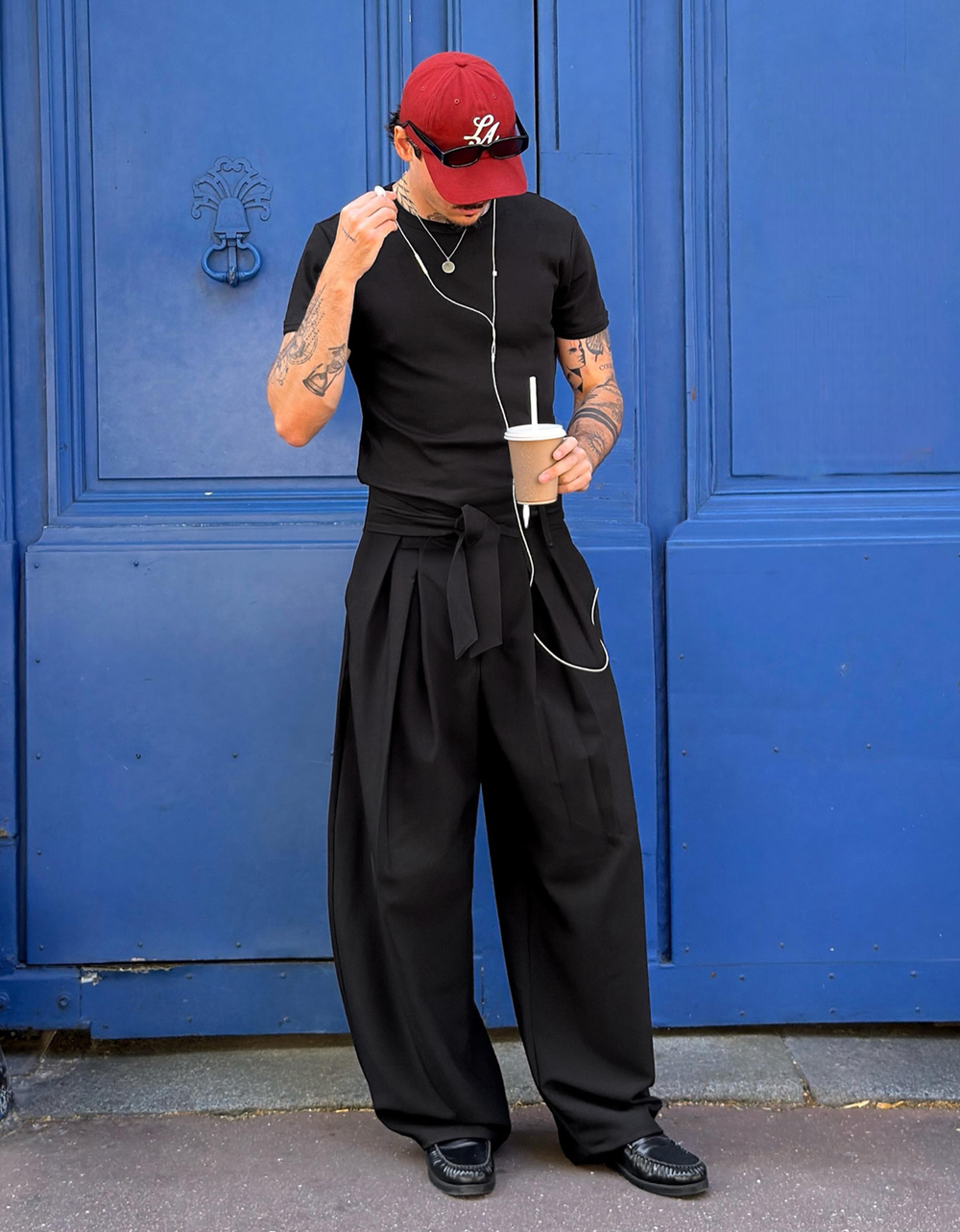 Мужские брюки barrel fit с ремнём и вытачками - BERSHKA