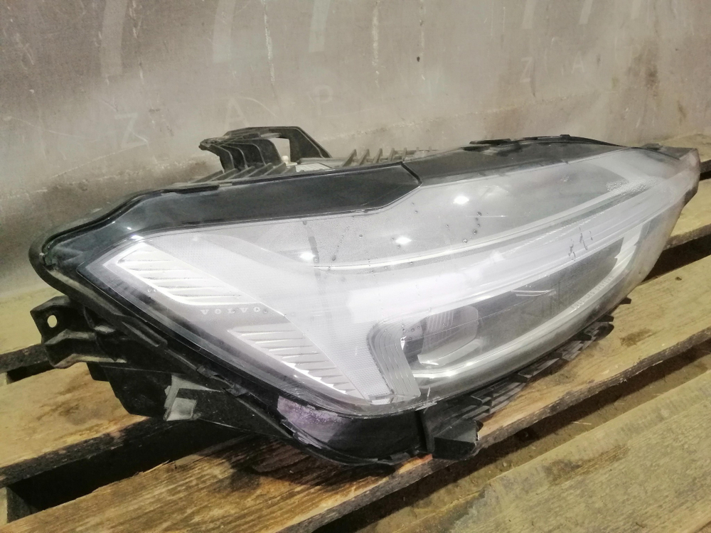 Фара правая LED Volvo XC60 2 17-21 Б/У Оригинал 31108601