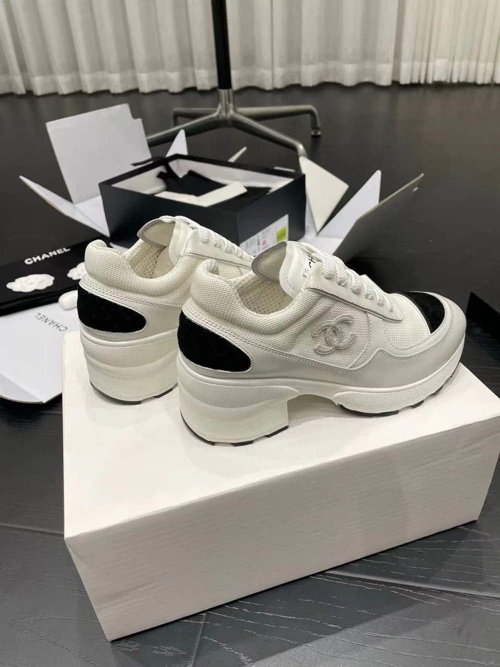 Белые кроссовки Chanel на каблуке