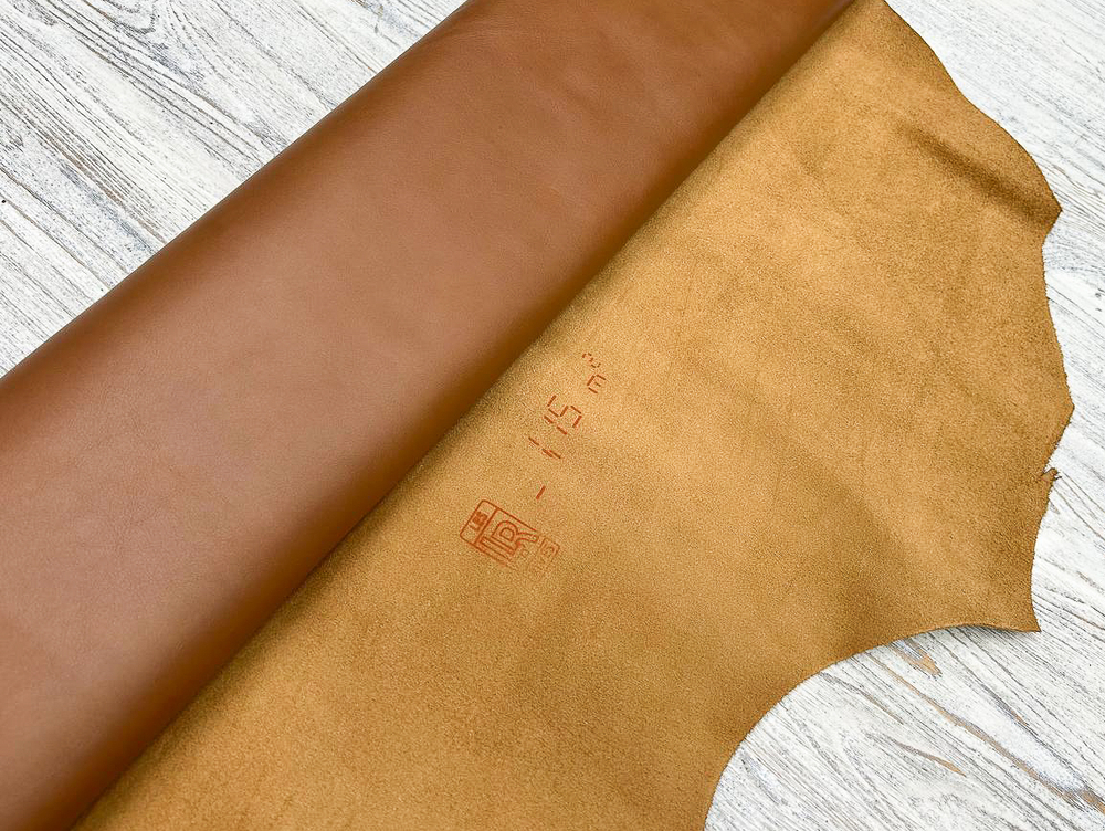 Оборотная сторона кожи Piuma Calf Tan светлого оттенка на срезе материала