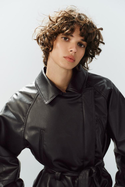 ZARA КУРТКА ИЗ ИСКУССТВЕННОЙ КОЖИ С ПОЯСОМ, ЧЕРНЫЙ