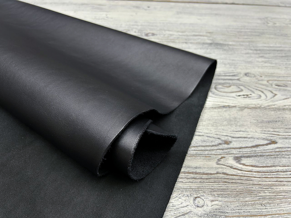 Лист черной кожи Nappa Soft Nero с гладким матовым финишем для сумок и аксессуаров