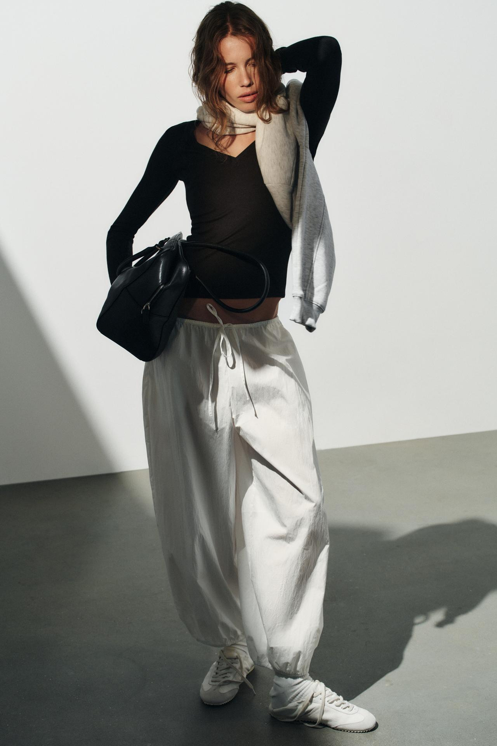 ZARA БРЮКИ ИЗ ЭЛАСТИЧНОЙ ТЕХНИЧЕСКОЙ ТКАНИ, БЕЛЫЙ