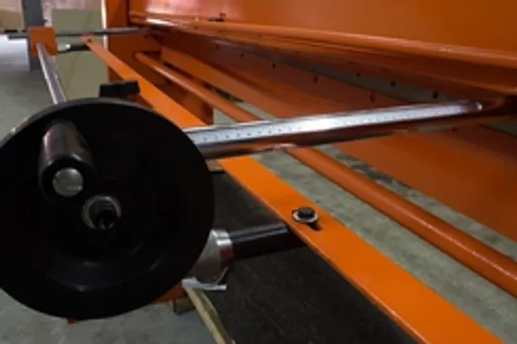 Электромеханическая гильотина Stalex Q11-3x1250A