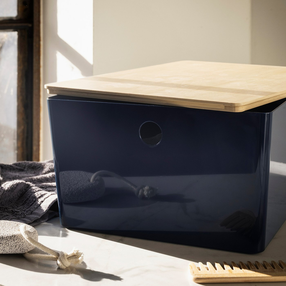 IKEA KUGGIS  (ИКЕА КУГГИС)  -  Контейнер с крышкой - чёрно-синий/бамбук 26x35x15 см