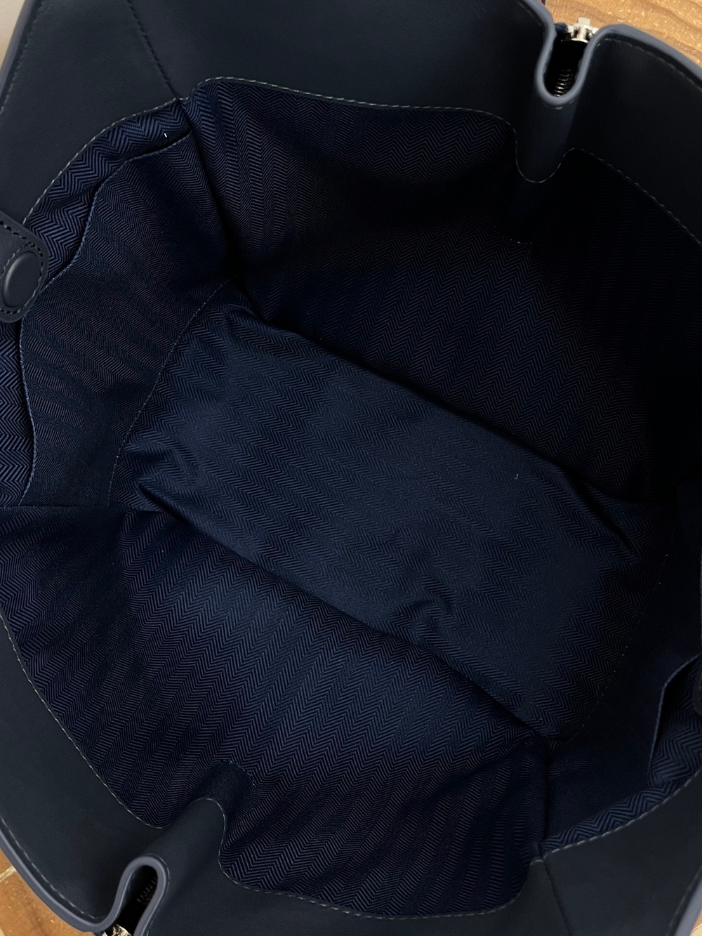 Сумка Hammock Flip Medium, тёмно-синий цвет с контрастными деталями — фото 8