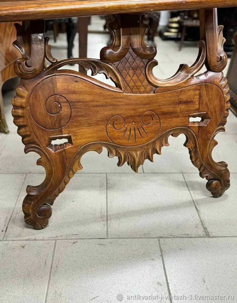 Старинный большой мольберт