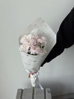 Букет - комплимент с хризантемой в розовом оттенке 1 шт