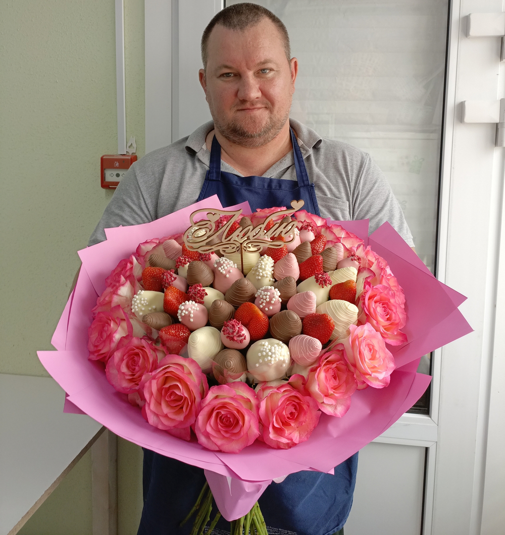 Букет из роз и клубники в шоколаде