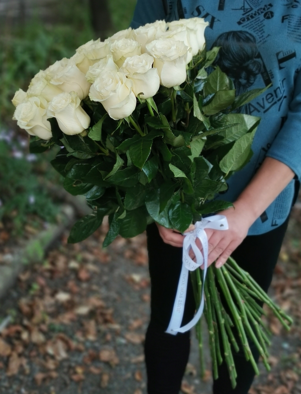 25 белых роз 70 см