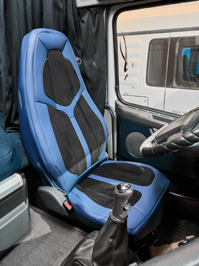 Чехлы Люкс VOLVO FH-13 после 2018 года: водитель от сиденья, пассажир от стойки кабины (один вырез под ремень) (экокожа, синий, черная вставка)