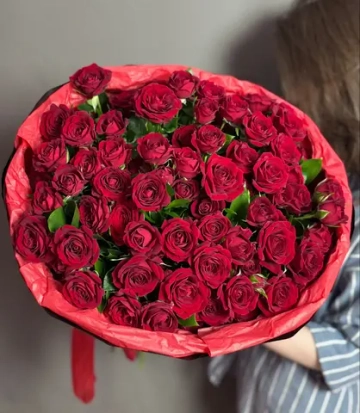 Букет из 21 красных кустовых роз