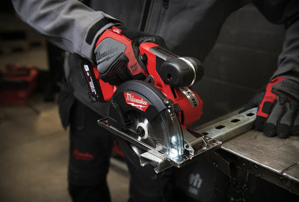 Аккумуляторная циркулярная пила по металлу Milwaukee M18 FMCS-502X FUEL 4933459193