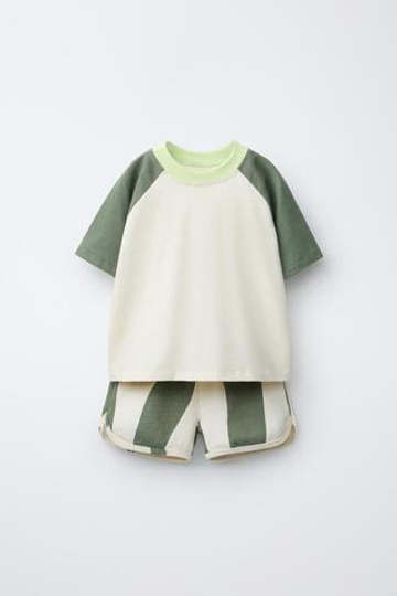 ZARA КОМПЛЕКТ ИЗ ФУТБОЛКИ КОЛОРБЛОК И ШОРТОВ С ВОЛНАМИ, ЗЕЛЕНЫЙ