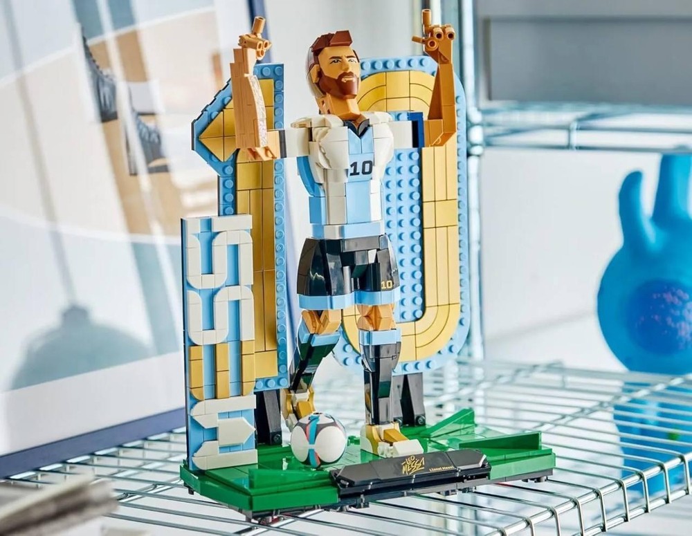 Конструктор Лего Лионель Месси — легенда футбола 43015 | LEGO Editions Lionel Messi – Football Legend 958 деталей | 12+