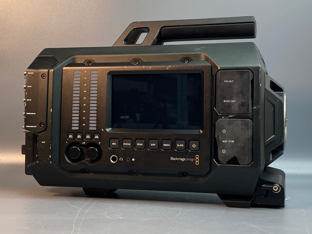 Blackmagic URSA 4K Canon EF Не включается