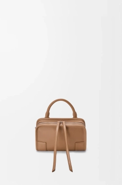 Loewe Мини-сумка Amazona 180 из мягкой телячьей кожи, мокко