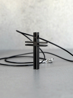 Черный дизайнерский крестик CARRAJI