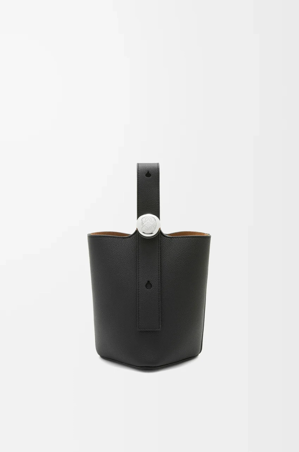 Loewe Мини-сумка-ведро Pebble из мягкой зернистой телячьей кожи, черный