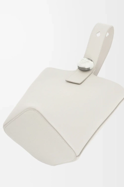 Loewe Мини-сумка-ведро Pebble из мягкой зернистой телячьей кожи, белый