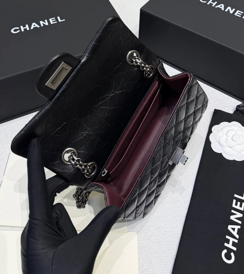 Сумка Chanel 2.55 Reissue Small чёрная из состаренной кожи премиум класса