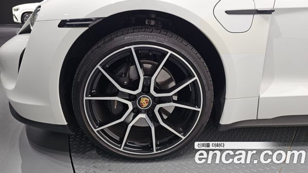 Porsche Taycan Base — 2023