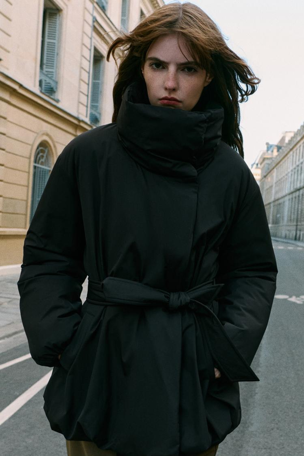 ZARA СТЕГАНЫЙ АНОРАК С РЕМНЕМ, ЧЕРНЫЙ