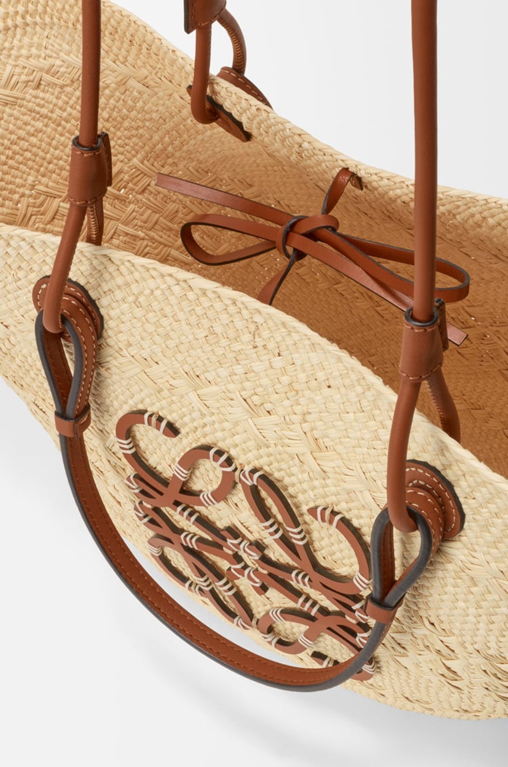 Loewe Средняя сумка-корзина Anagram из пальмового волокна и телячьей кожи, натуральный/коричневый