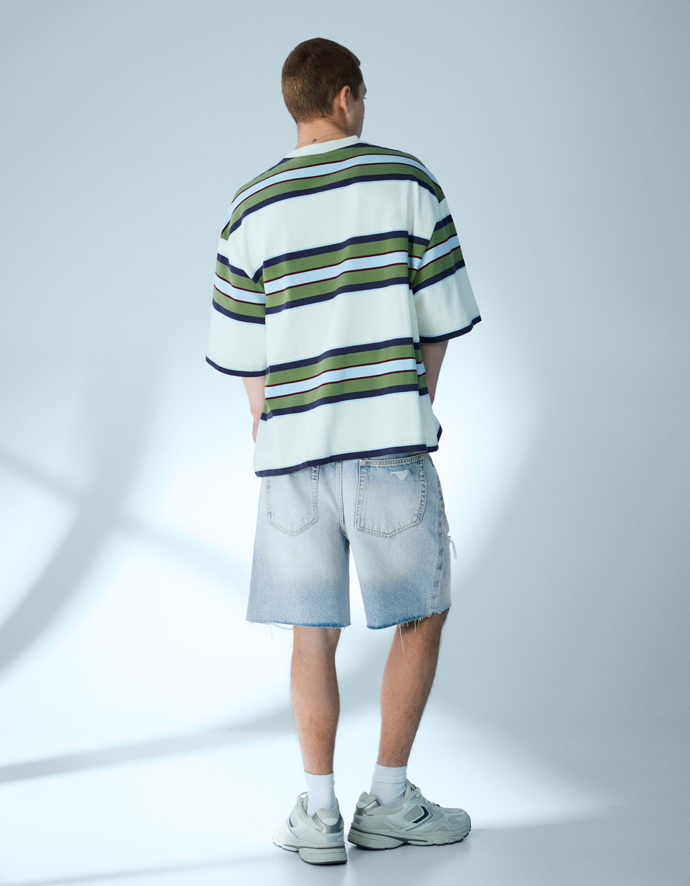 Мужские рваные джинсовые бермуды - BERSHKA