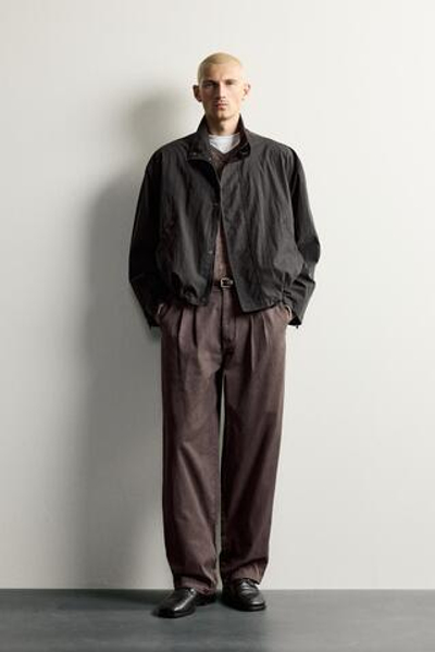 БРЮКИ RELAXED FIT С ЭФФЕКТОМ ПОТЕРТОСТИ И СКЛАДКАМИ — ZARA