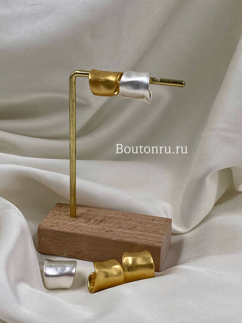 Серьги каффы золотые с мятым эффектом