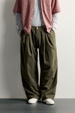 БРЮКИ СО СКЛАДКАМИ И МЕТАЛЛИЧЕСКИМ КРЮЧКОМ — ZARA
