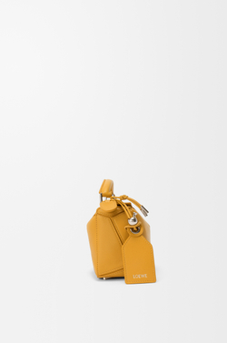 Loewe Сумка-мини Puzzle Featherlight из овечьей кожи наппа, горчичный