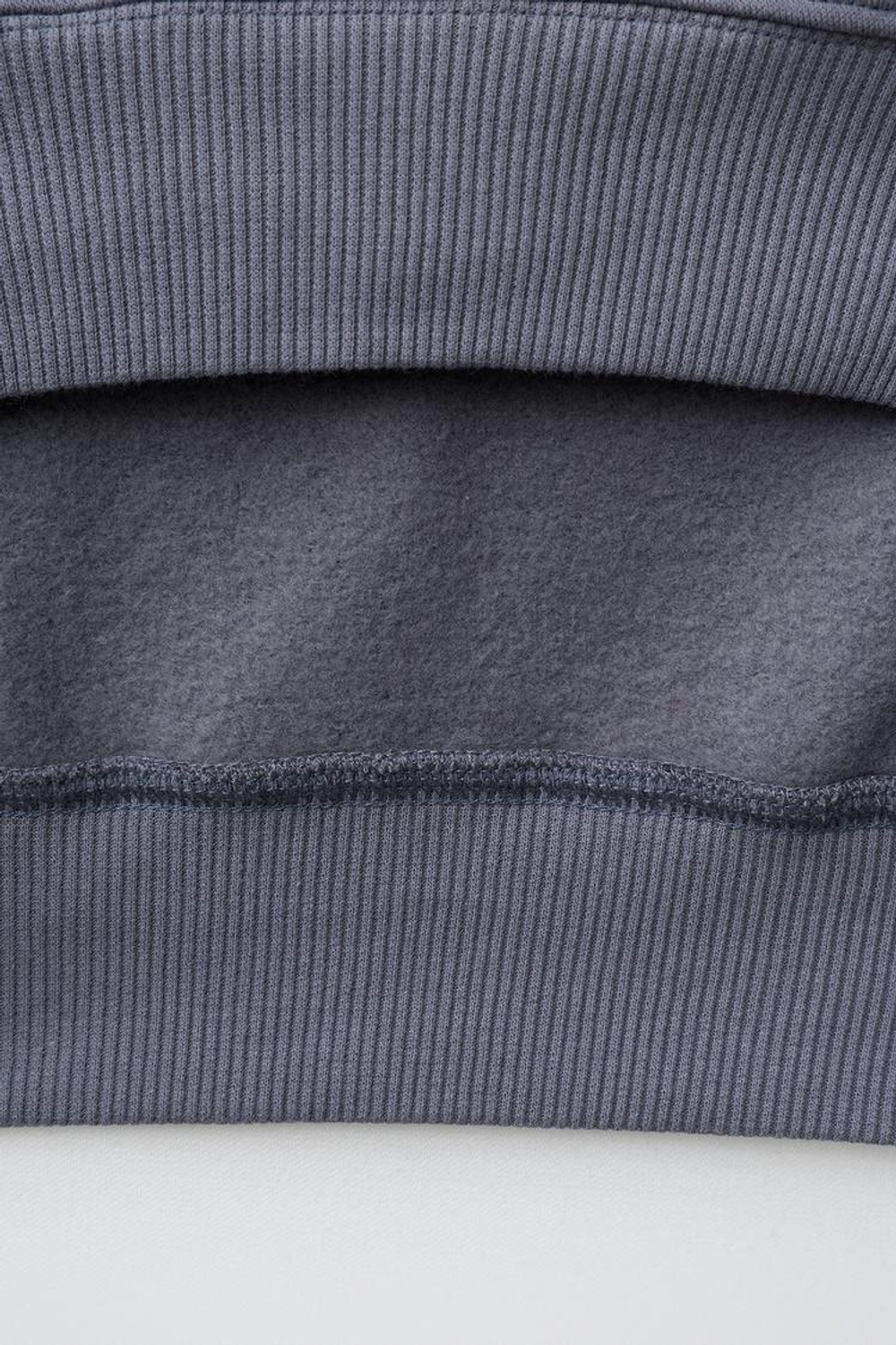 ZARA ТОЛСТОВКА С ПРИНТОМ В СТИЛЕ ПРЕППИ, ЛИНЯЛЫЙ СИНИЙ