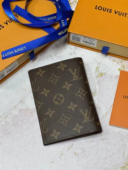 Обложка для паспорта Louis Vuitton Monogram коричневый