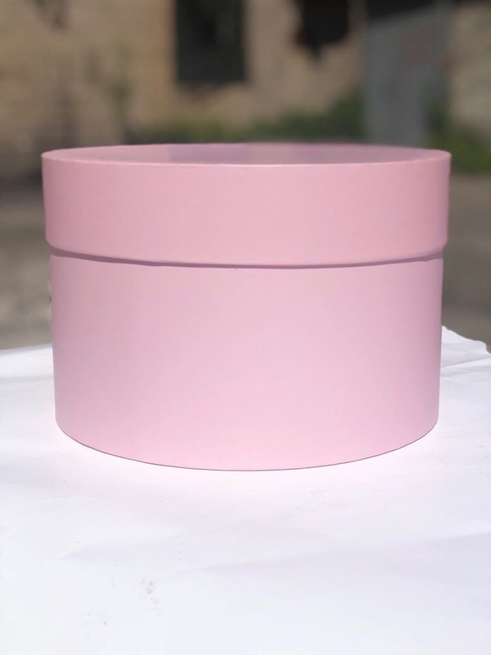 Короткая круглая коробка 22,5 см . Цвет:  Нежно розовый . Розница 350 рублей .
