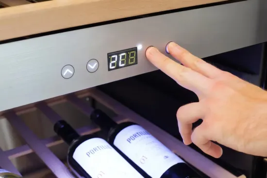 Винный шкаф однокамерный CASO WineChef Pro 126 вместимость: 126 бутылок, нержавеющая сталь