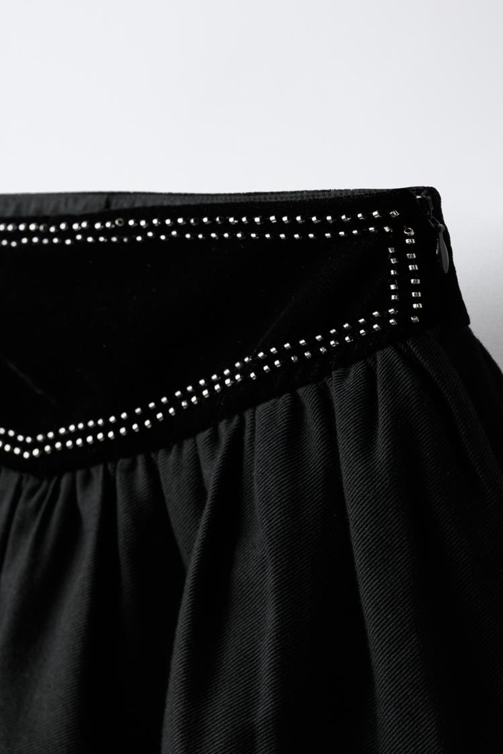 ZARA БАРХАТНАЯ ЮБКА С ЗАКЛЕПКАМИ, ЧЕРНЫЙ