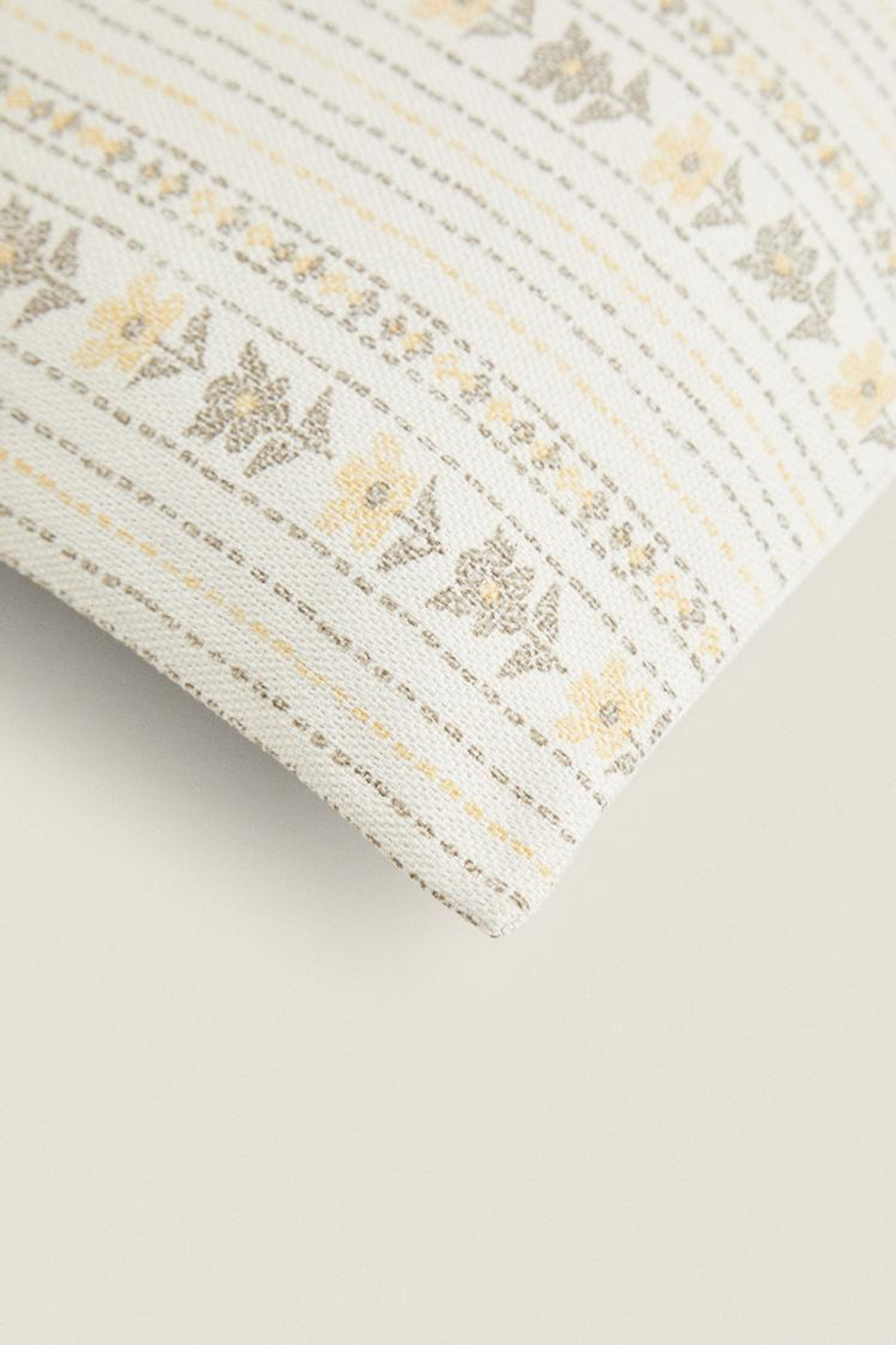 ZARA HOME ЧЕХОЛ ДЛЯ ДЕКОРАТИВНОЙ ПОДУШКИ С ГЕОМЕТРИЧЕСКИМ ПРИНТОМ, КРЕМОВЫЙ